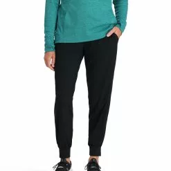 Simms Fishing Products Simms W's BugStopper® Jogger -LINES & LEADERS Store 13665 001 bug stopper jogger Model s23 front